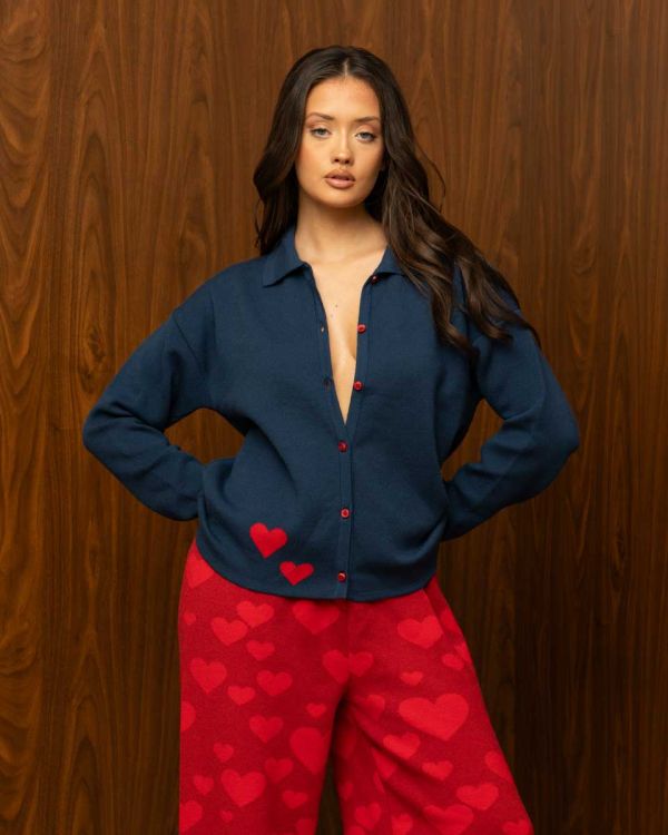 LOVEBEAT CARDIGAN – Μπλε πλεκτή ζακέτα με καρδιές & κόκκινα κουμπιά